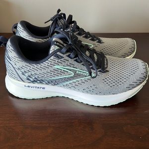 Women’s Brooks Levitate 5 size 9.5